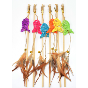 Bubu Pets | Zabawka dla kota | Drewniana wędka z plecioną rybą i piórkiem 40-47cm